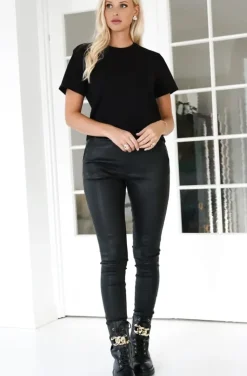 Blond Hour - The perfect Round neck Tshirt - Black