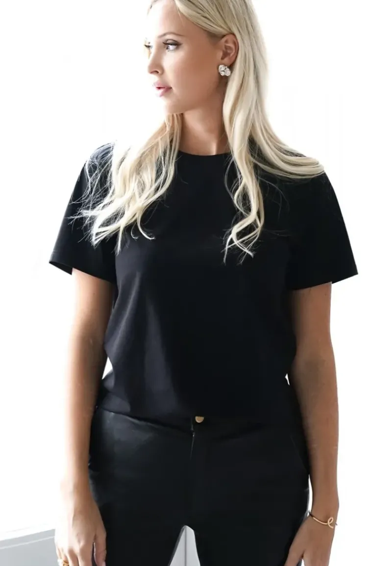 Blond Hour - The perfect Round neck Tshirt - Black